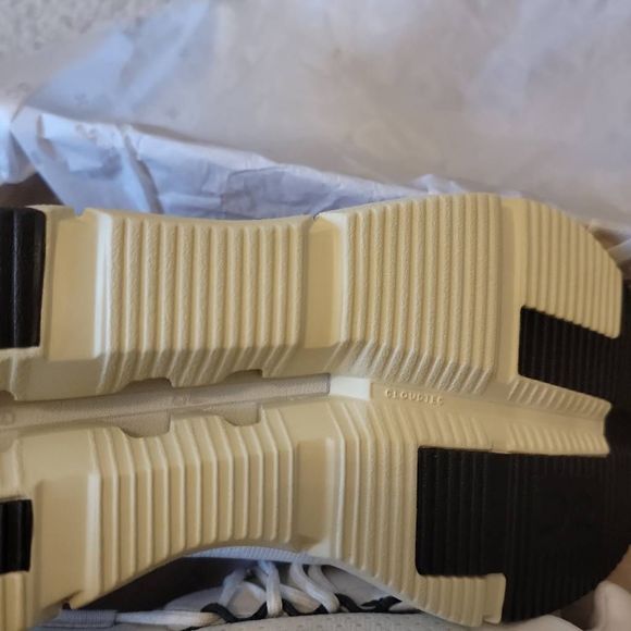 On running  On Shoes Cloudnova Undyed White/Seeding Men 
7.5
Box as is - Picture 8 of 9